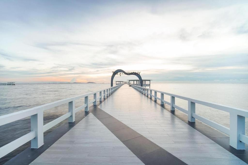 Symphony Of The Sea Hotel Bangsaen Buitenkant foto