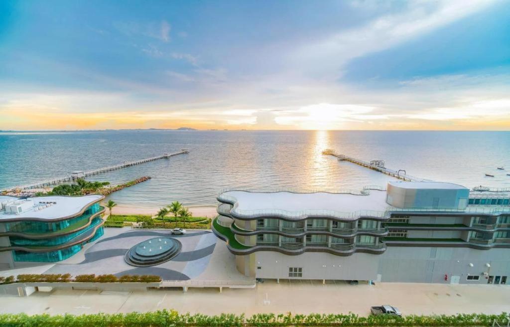 Symphony Of The Sea Hotel Bangsaen Buitenkant foto