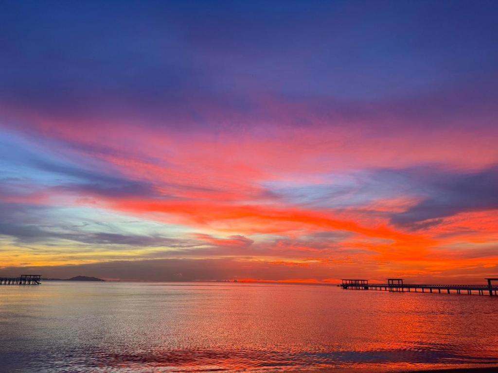 Symphony Of The Sea Hotel Bangsaen Buitenkant foto
