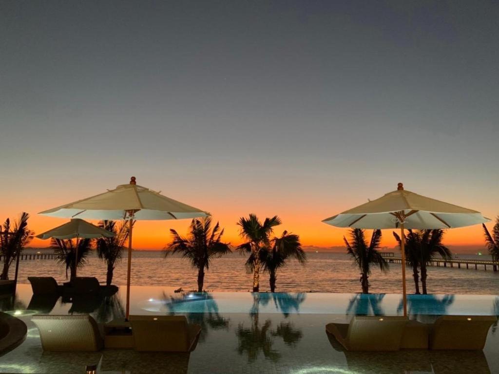Symphony Of The Sea Hotel Bangsaen Buitenkant foto